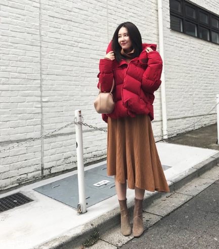 紅色羽絨服搭配什么顏色毛衣？色彩搭配不止黑白灰