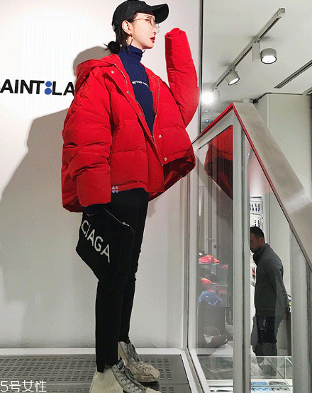 紅色羽絨服搭配什么顏色毛衣？色彩搭配不止黑白灰