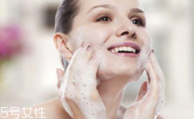 潔面乳和洗面奶是一種產(chǎn)品嗎？洗面奶適合干皮