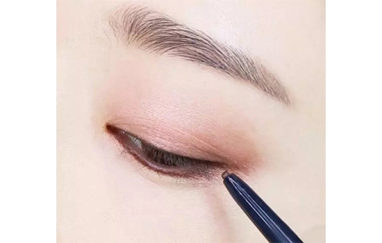 豆沙色眼妝怎么畫？超受歡迎的空氣眼妝畫法