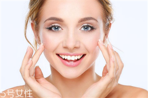開眼角拆線后怎么清潔眼部？開眼角后可以適當洗臉清潔