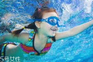 游泳時(shí)為什么尿意更重？心理生理雙重原因