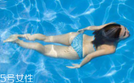 游泳時為什么尿意更重？心理生理雙重原因