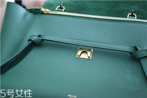 celine鯰魚包怎么打開？個(gè)大量輕難怪超模都愛它