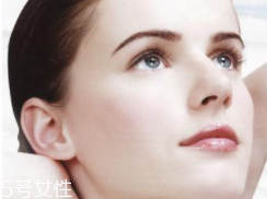 粉底液為什么溶妝？出油稀釋妝容