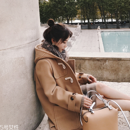 牛角扣大衣配什么褲子？教你穿出最美學(xué)院風(fēng)