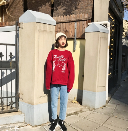 紅色衛(wèi)衣配什么褲子？休閑時尚兩不誤