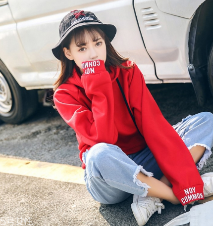 紅色衛(wèi)衣配什么褲子？休閑時尚兩不誤