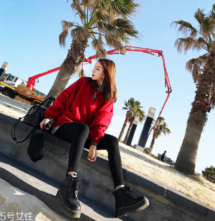 紅色衛(wèi)衣配什么褲子？休閑時尚兩不誤