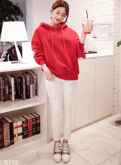 紅色衛(wèi)衣配什么褲子？休閑時尚兩不誤