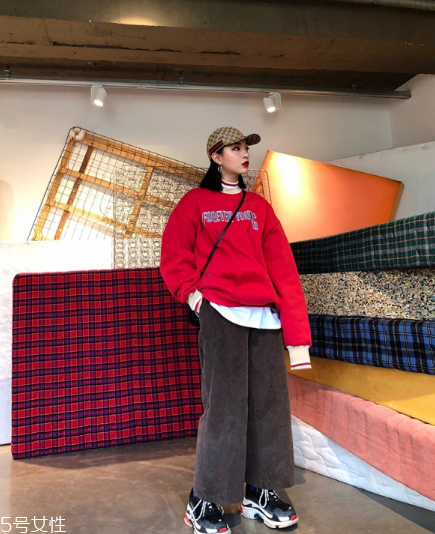 紅色衛(wèi)衣配什么褲子？休閑時尚兩不誤