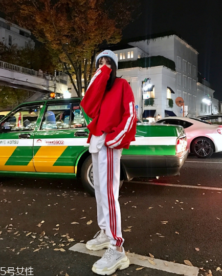 紅色衛(wèi)衣配什么褲子？休閑時尚兩不誤