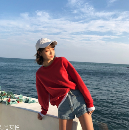 紅色衛(wèi)衣配什么褲子？休閑時尚兩不誤