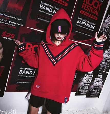 紅色衛(wèi)衣配什么褲子？休閑時尚兩不誤