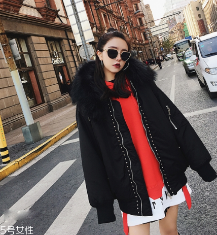 紅色衛(wèi)衣適合什么人穿？紅紅火火過新年