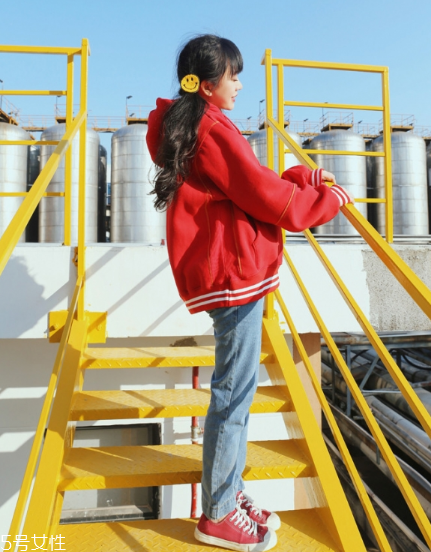 紅色衛(wèi)衣適合什么人穿？紅紅火火過新年