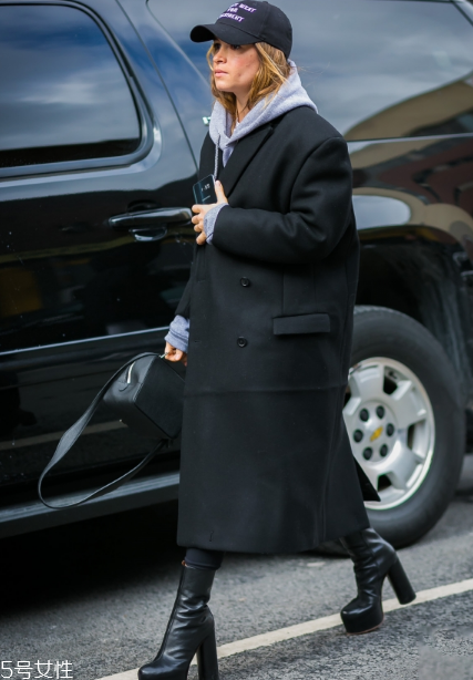 衛(wèi)衣搭配大衣好看嗎？混搭打破嚴(yán)肅感