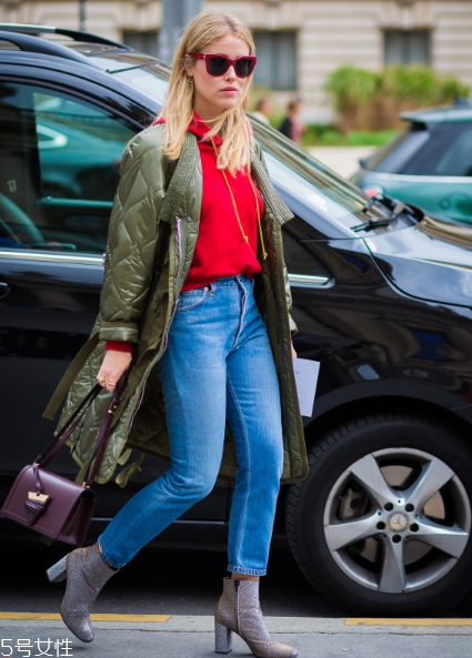 衛(wèi)衣搭配大衣好看嗎？混搭打破嚴(yán)肅感