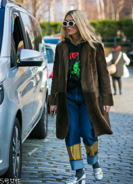 衛(wèi)衣搭配大衣好看嗎？混搭打破嚴(yán)肅感