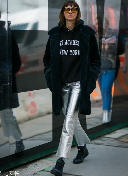 衛(wèi)衣搭配大衣好看嗎？混搭打破嚴(yán)肅感