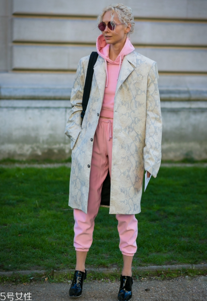 衛(wèi)衣搭配大衣好看嗎？混搭打破嚴(yán)肅感