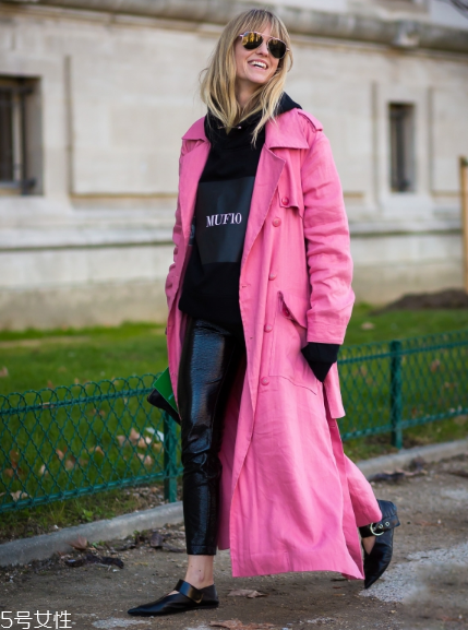 衛(wèi)衣搭配大衣好看嗎？混搭打破嚴(yán)肅感