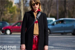 衛(wèi)衣搭配大衣好看嗎？混搭打破嚴(yán)肅感