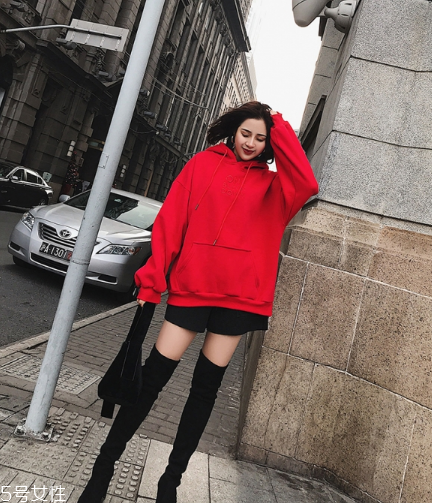 紅色衛(wèi)衣搭配什么鞋子？休閑風時尚風都能駕馭