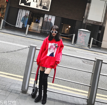 紅色衛(wèi)衣搭配什么鞋子？休閑風時尚風都能駕馭