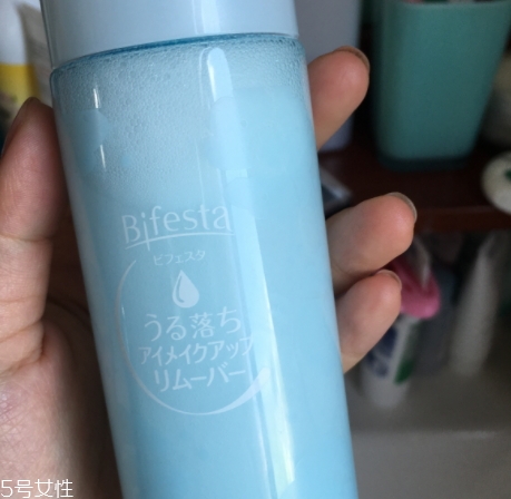 眼唇卸妝液和卸妝油哪個好？使用的區(qū)域不同