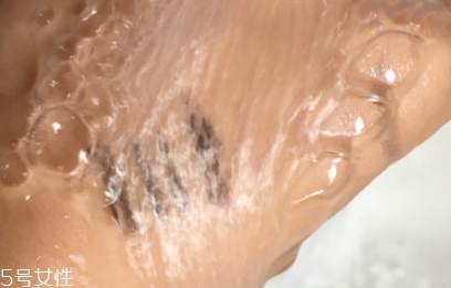 眼唇卸妝液和卸妝油哪個好？使用的區(qū)域不同