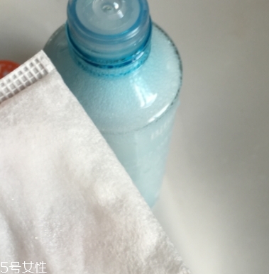 眼唇卸妝液和卸妝油哪個好？使用的區(qū)域不同