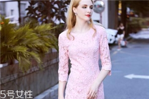 小香風(fēng)連衣裙怎么搭配？給你滿滿的女人味