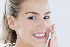 粉底液為什么溶妝？出油稀釋妝容