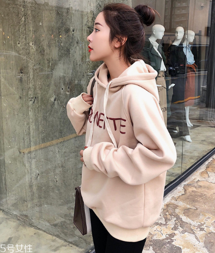 衛(wèi)衣買大了怎么辦？這樣穿酷到?jīng)]朋友