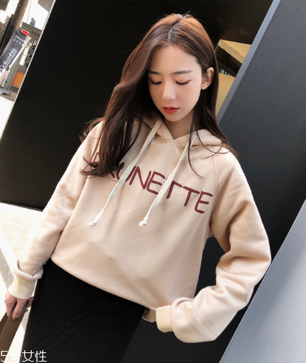 衛(wèi)衣買大了怎么辦？這樣穿酷到?jīng)]朋友