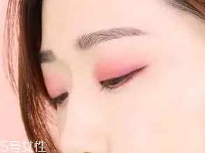 無妝眼影怎么畫？巧用粉色系眼影
