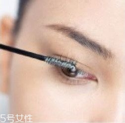 如何挑選合適的睫毛膏？這樣刷睫毛卷翹靚麗