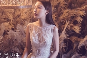 年會穿什么衣服合適？搶鏡年會小禮服最佳