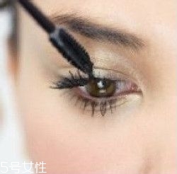 如何挑選合適的睫毛膏？這樣刷睫毛卷翹靚麗