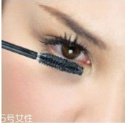 如何挑選合適的睫毛膏？這樣刷睫毛卷翹靚麗
