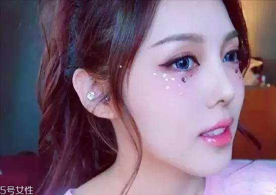 年會(huì)畫什么妝最好看上鏡？亮片妝絕對是最耀眼的