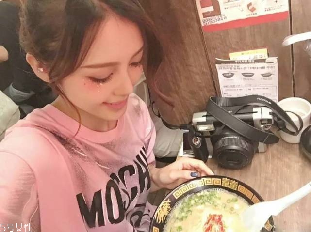 年會(huì)畫什么妝最好看上鏡？亮片妝絕對是最耀眼的
