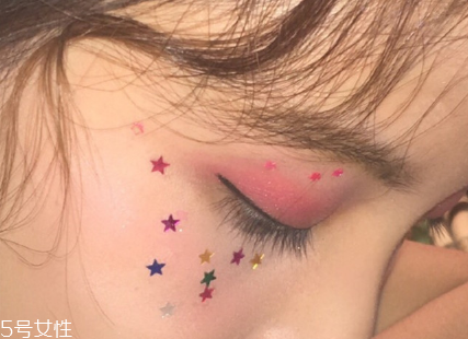 年會(huì)畫什么妝最好看上鏡？亮片妝絕對是最耀眼的