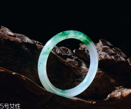 翡翠手鐲怎么養(yǎng)才能透？養(yǎng)翡翠的關鍵小竅門
