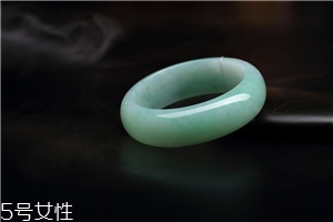 翡翠手鐲怎么養(yǎng)才能透？養(yǎng)翡翠的關(guān)鍵小竅門