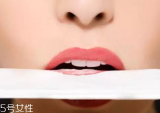 化妝新手怎么化唇妝？咬唇妝自然日常