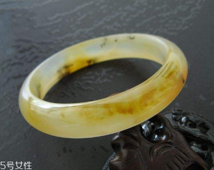 黃龍玉手鐲起棉怎么辦？正?，F(xiàn)象不必驚慌