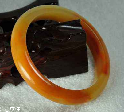 黃龍玉手鐲起棉怎么辦？正?，F(xiàn)象不必驚慌