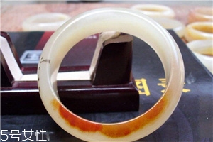 黃龍玉手鐲起棉怎么辦？正?，F(xiàn)象不必驚慌
